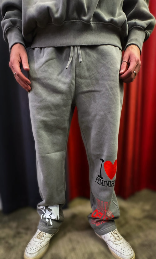 'DELULU // I♥️FEMINISTS' FRAYED SWEATPANTS (masc sizing)
